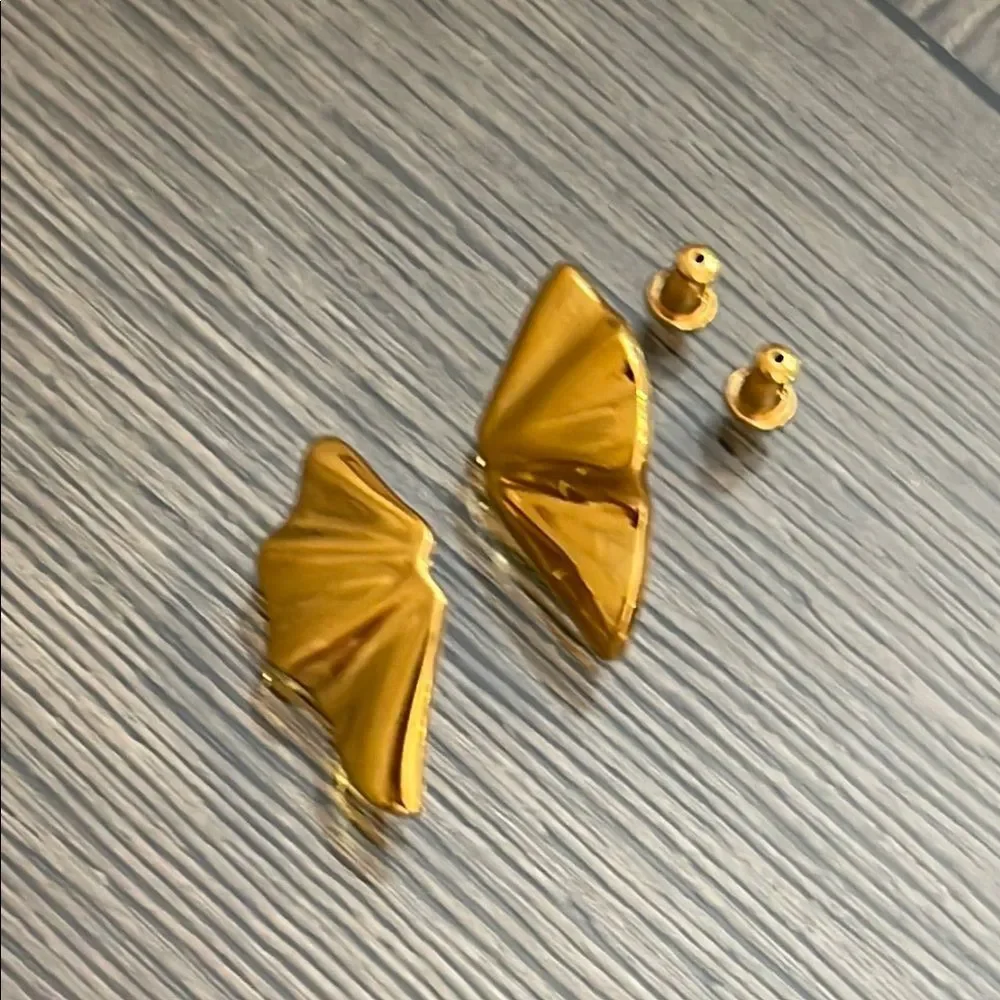 Vintage Monet Gold-tone Ruffled Fan Shaped Post Earrings